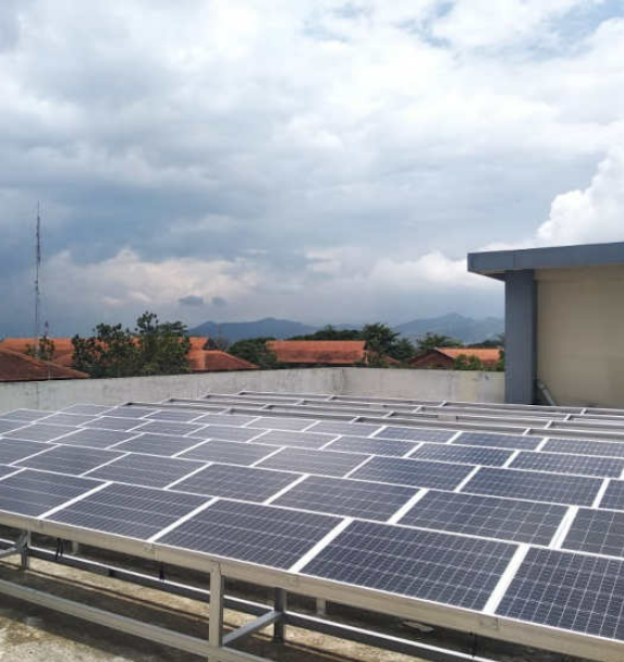 Panel Surya di Rooftop Gedung FTE